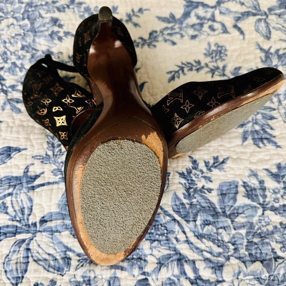 LOUIS VUITTON BLACK SUEDE HEELS METALLIC GOLD LV LOGO PRINT IT SIZE 37 - Picture 5 of 10